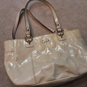 COACH WHITE PATENT LEATHER TOTE WITH BABY BLUE SATIN INTERIOR AND BACK POCKET.